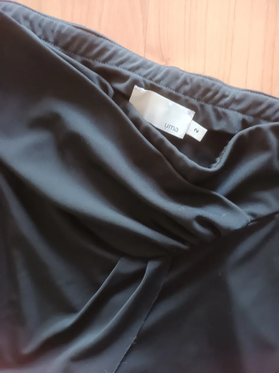Pantalón sastrero negro de mujer, con diseño drapeado en la cintura. Talle 2, ideal para un look elegante y moderno.