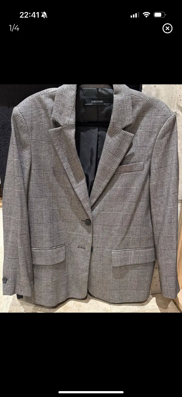 Blazer de mujer Zara Basic a cuadros, con un diseño clásico y elegante. Ideal para un look formal o casual chic. Talle S.