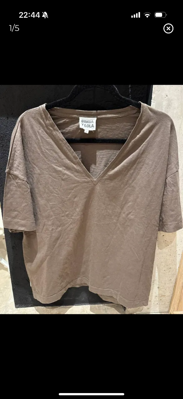Remera de mujer con cuello en V, manga corta y corte holgado. Color marrón. Marca Bimba y Lola. Talle L.