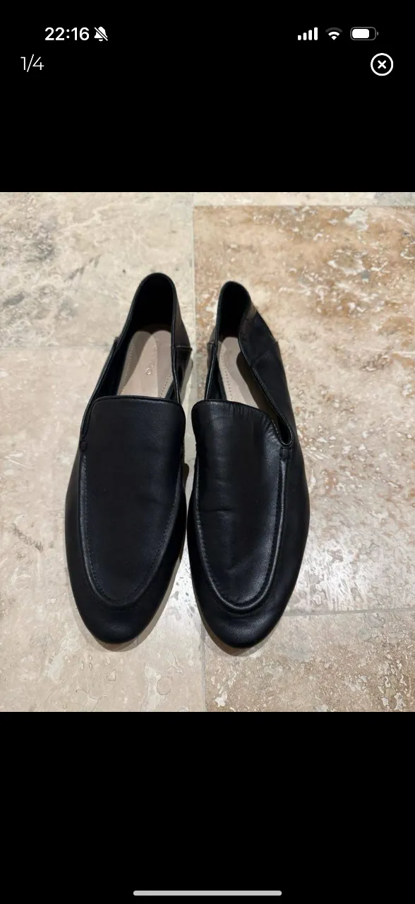 Mocasines de cuero negro para mujer, ideales para un look elegante y cómodo. Perfectos para combinar con diferentes outfits.