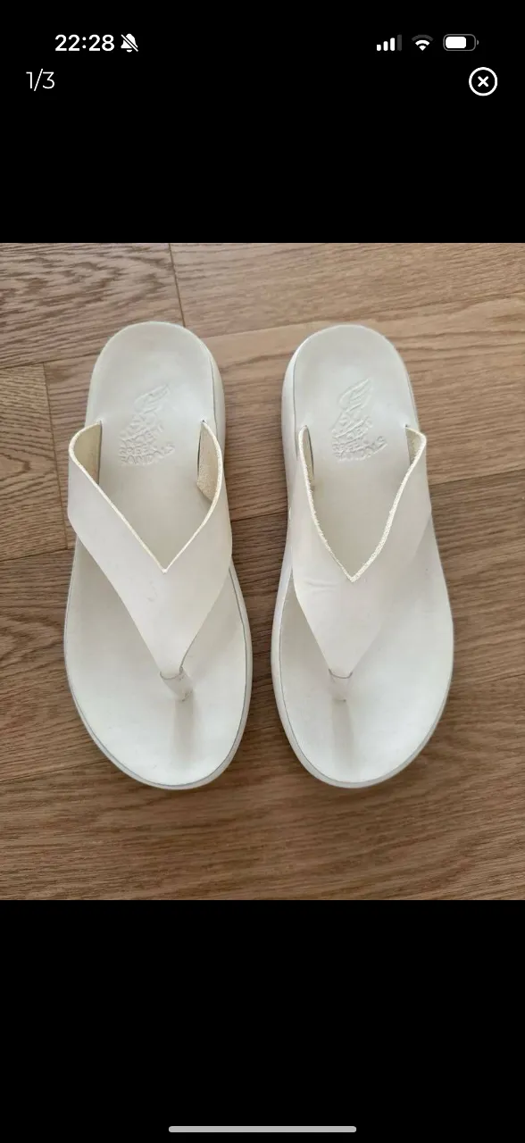 Ojotas blancas de cuero, ideales para el verano. Con diseño clásico y cómodo, perfectas para la playa o el uso diario. Marca Ancient Greek Sandals. 