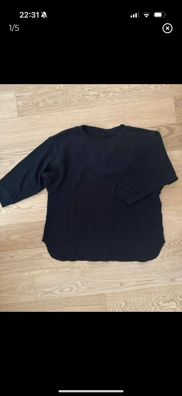 Sweater de mujer negro, de manga 3/4, con textura waffle. Ideal para un look casual y cómodo.