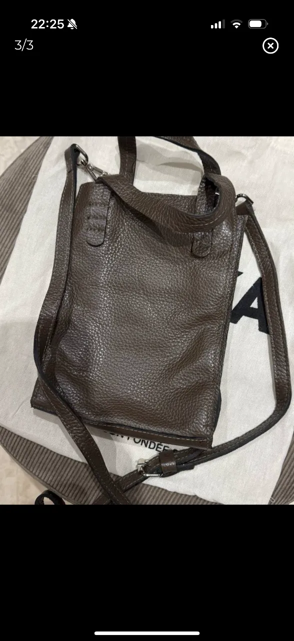 Cartera bandolera de cuero marrón, ideal para llevar lo esencial con estilo. Diseño minimalista y versátil, perfecta para el día a día. tamaño 22cm de largo x 15cm ancho.