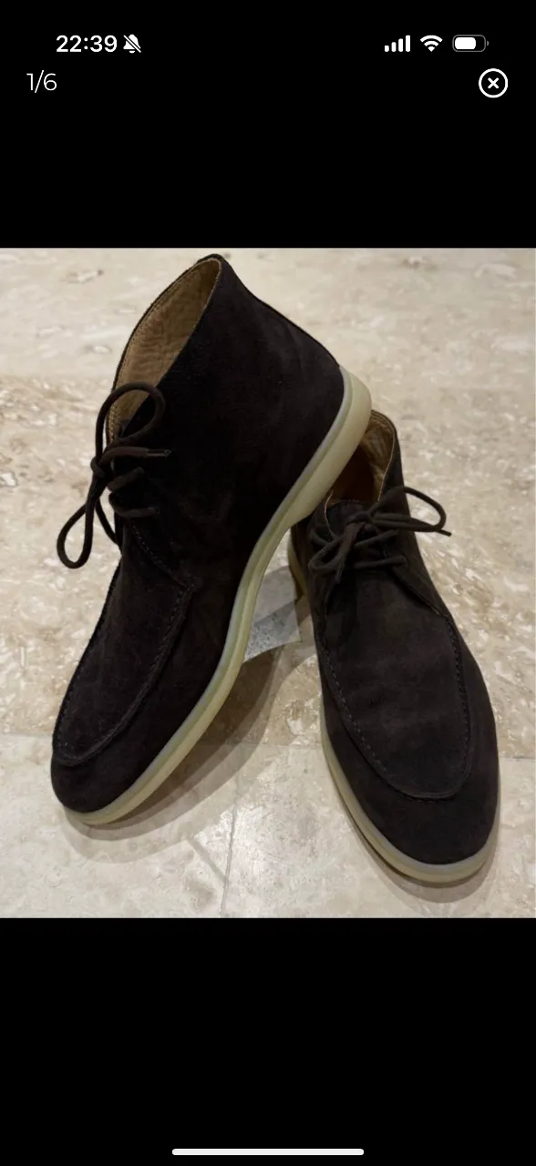 Botines de gamuza marrón oscuro con cordones. Suela clara. Ideales para un look casual y moderno. Importados, Italianos.