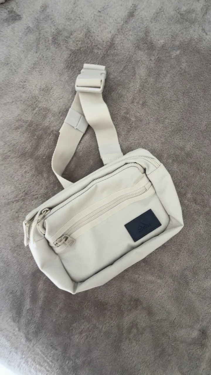 Riñonera Adidas súper práctica y canchera. Ideal para llevar lo esencial con vos a todos lados. Perfecta para el día a día, para salir a caminar o para un look deportivo.