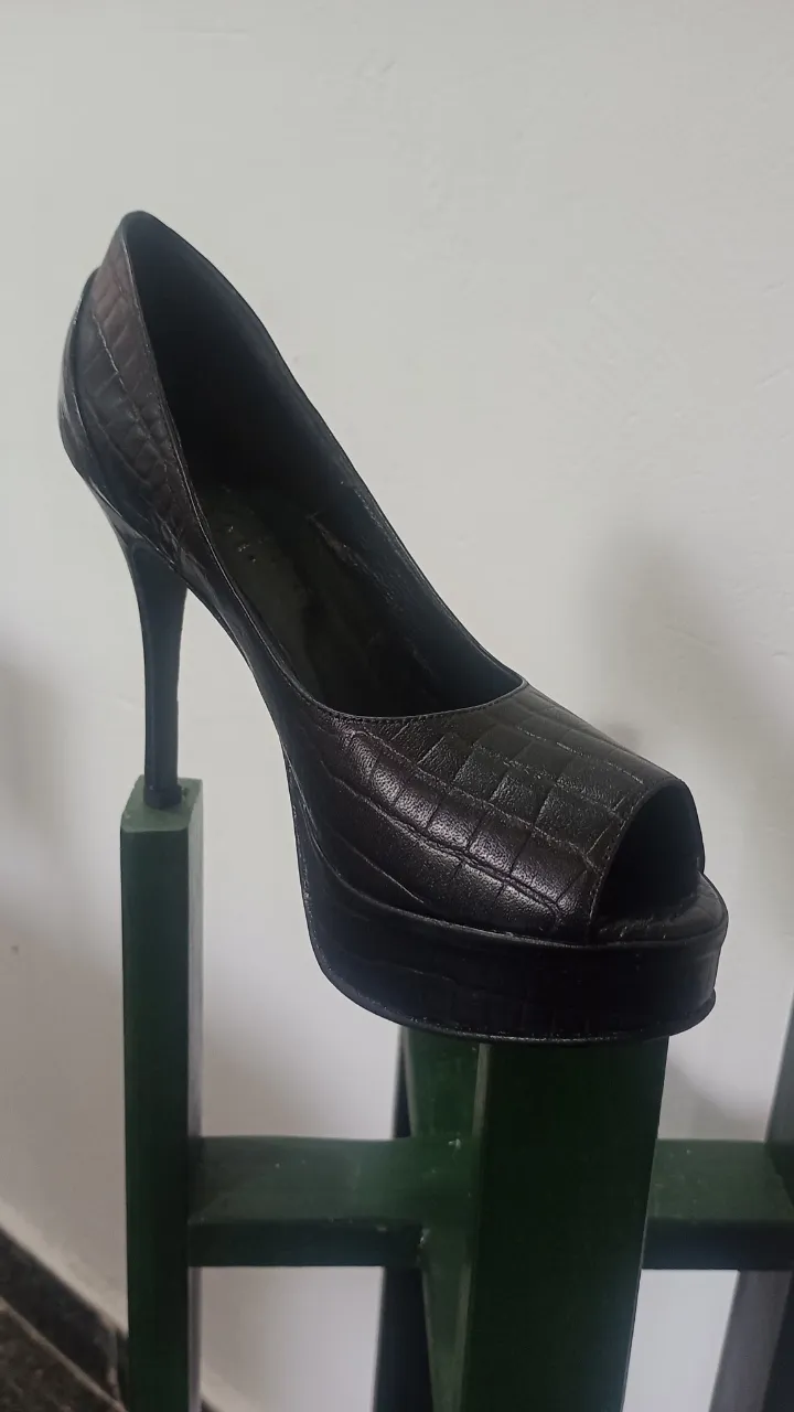 Zapatos de taco alto con plataforma y punta abierta, estilo peep toe. Confeccionados en cuero con un delicado grabado que simula escamas de reptil. Ideales para un look elegante y sofisticado. MARCA PEPE CANTERO. Caja original
TALLE:37/38
me los puse una vez, y me dí cuenta que no podía caminar, son muy altos para mí gusto. 