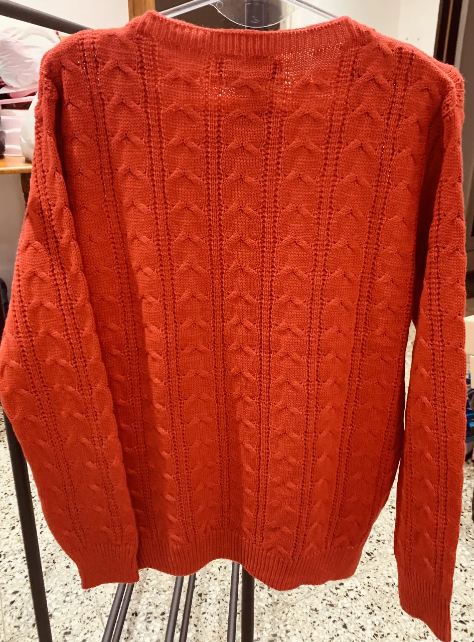 Sweater tejido de color rojo, con diseño de rombos en relieve. Ideal para el invierno, cómodo y abrigado.