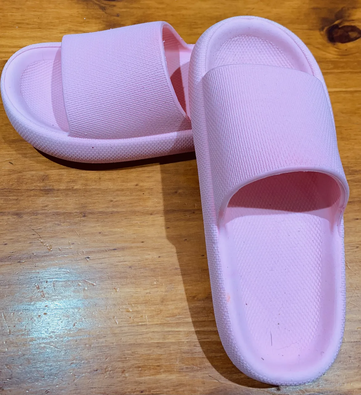 Ojotas de goma eva color rosa, ideales para usar en casa, en la playa o pileta. Cómodas y fáciles de limpiar.