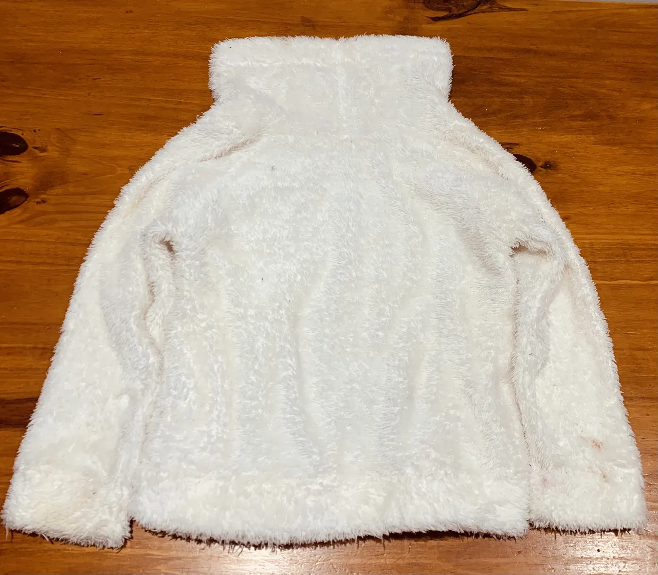 Suéter de polar blanco con cuello alto. Ideal para el invierno, suave y abrigado.