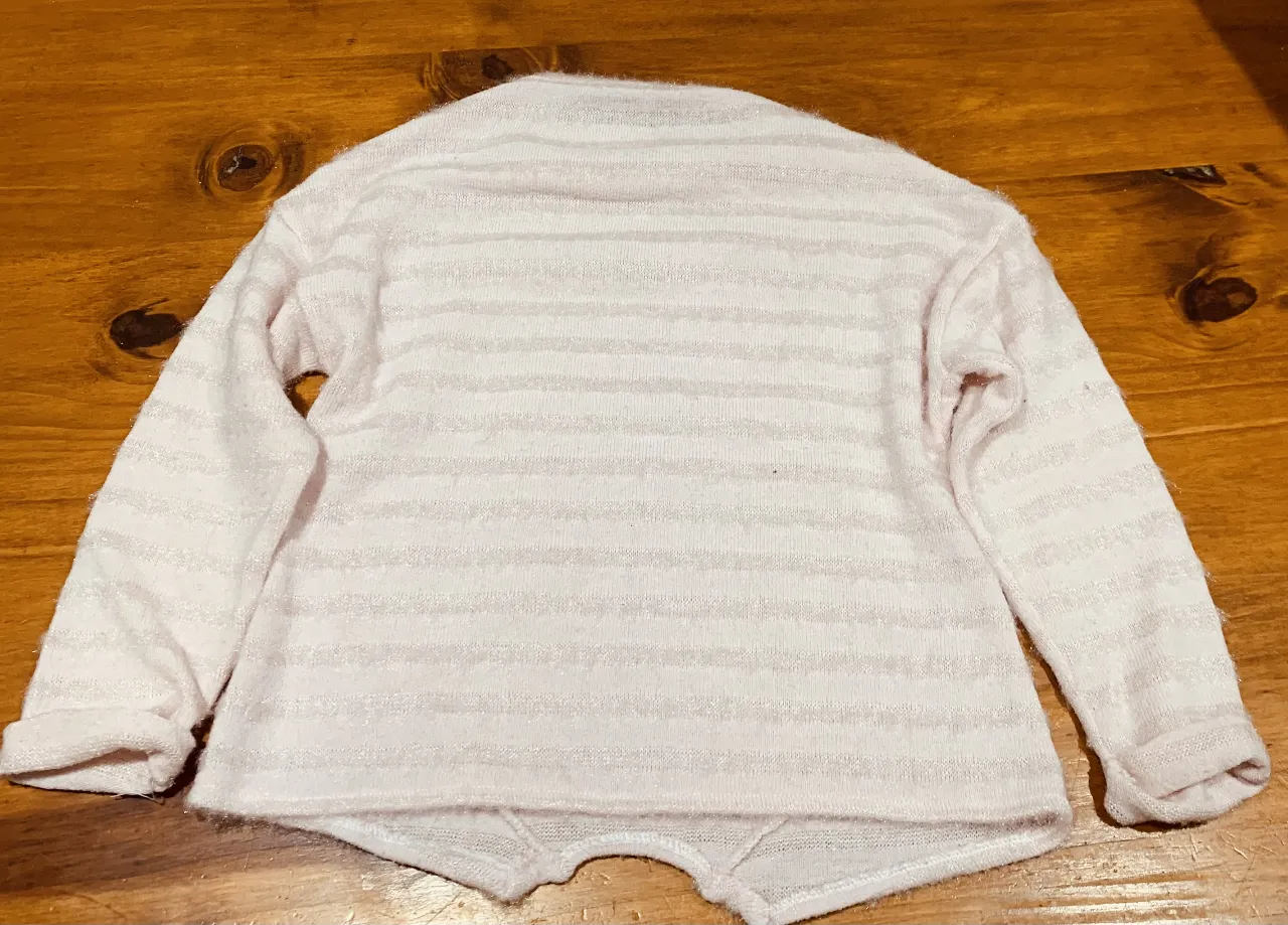 Sweater largo de niña, tejido a rayas horizontales en color rosa. Ideal para abrigar con estilo.