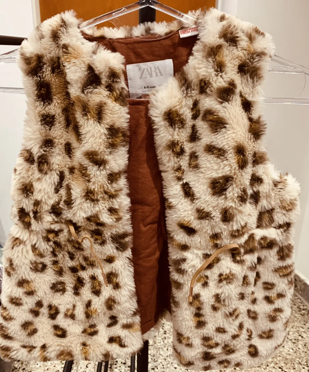 Chaleco de niña con estampado de leopardo, ideal para un look moderno y abrigado. Confeccionado en tela suave y detalles de diseño que le dan un toque chic. Perfecto para combinar con diferentes outfits.