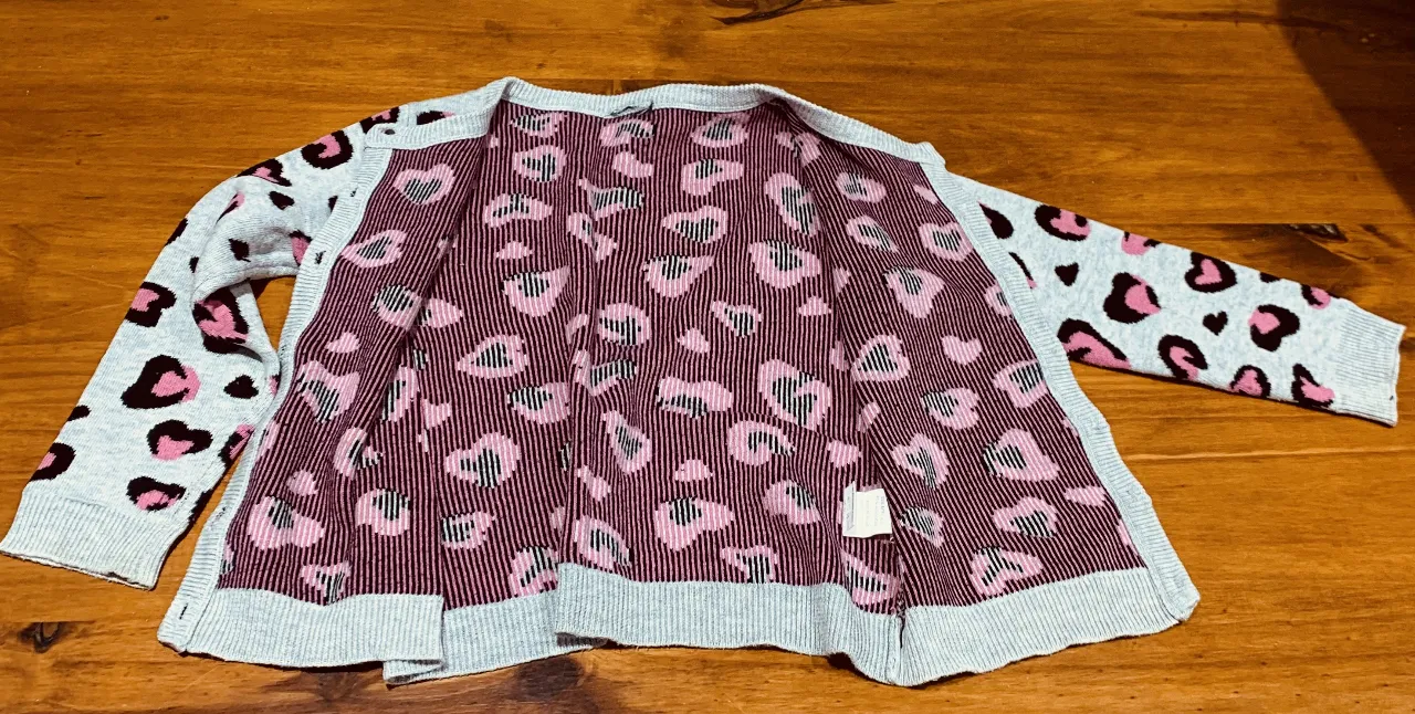 Cardigan de niña con estampado de corazones y leopardo. Ideal para abrigar con estilo en cualquier ocasión.