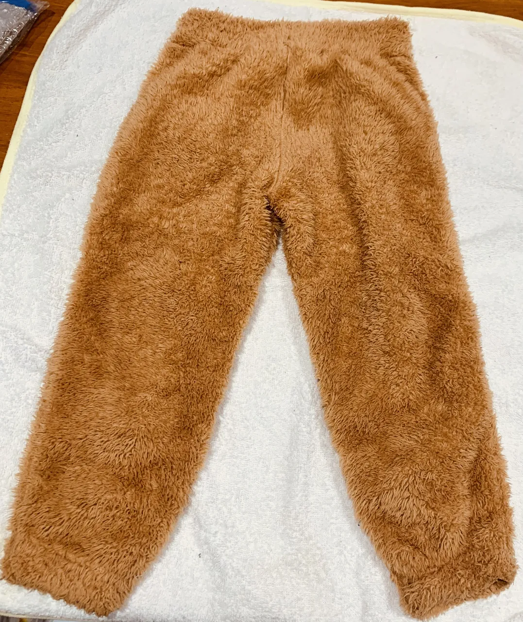 Pantalón de peluche marrón, ideal para estar cómodo en casa o para un look casual y abrigado. Perfecto para el invierno.