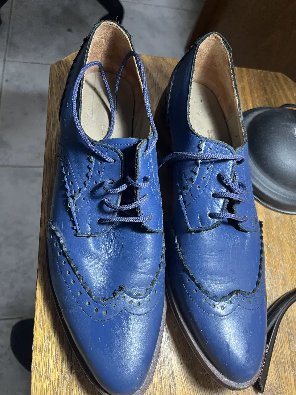 Zapatos Oxford de cuero azul con detalles de brogue. Ideales para un look elegante y sofisticado.