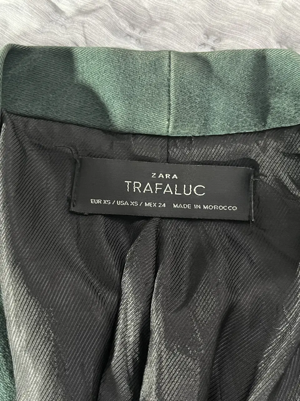 Blazer verde oscuro de la marca Trafaluc, de Zara. Talle XS. Con forro interior negro. Ideal para un look elegante y sofisticado.