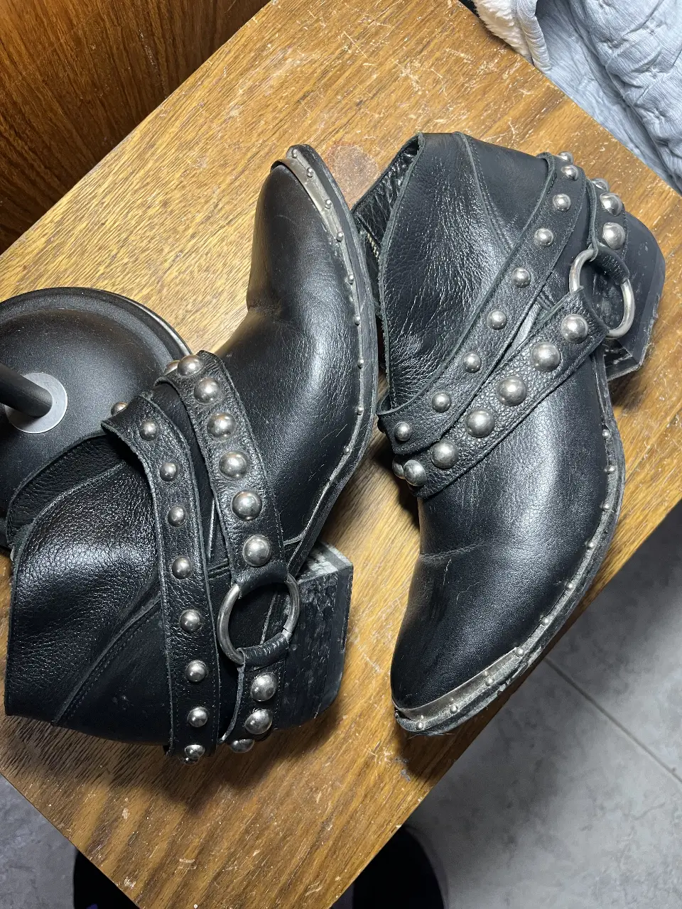Botines negros de cuero con detalles de tachas plateadas y cierre lateral. Estilo rocker y vintage.