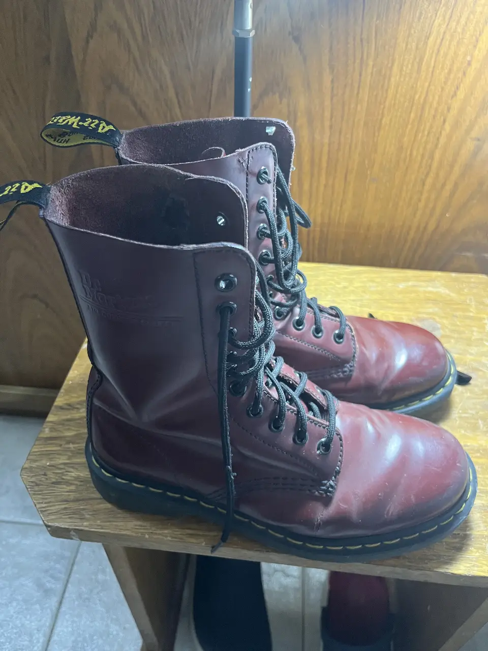 Borcegos Dr. Martens color bordó, con cordones negros y suela amarilla. Ideales para un look rocker o casual.