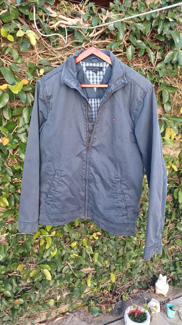 Campera bomber Tommy Hilfiger azul marino, con cierre y bolsillos. Talle S/P. Ideal para un look casual y abrigado.