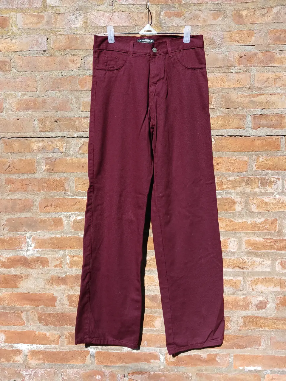 Pantalón sastrero de hombre, color borravino. Corte recto, tiro medio y bolsillos laterales. Ideal para un look casual o semi formal.