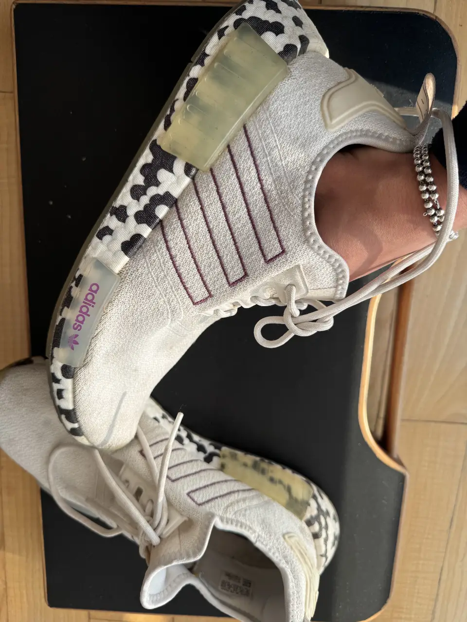 Zapatillas Adidas NMD con detalles en blanco y negro. Talle 9 US.