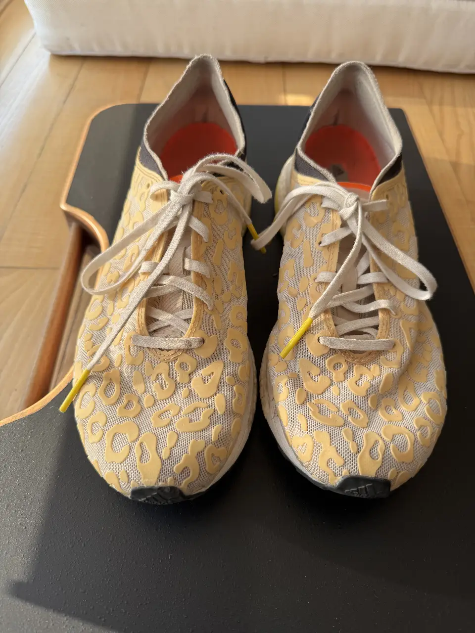 Zapatillas Adidas amarillas con estampado de leopardo, ideales para running. Tienen suela Continental y detalles en negro y amarillo. Talle 9 US.