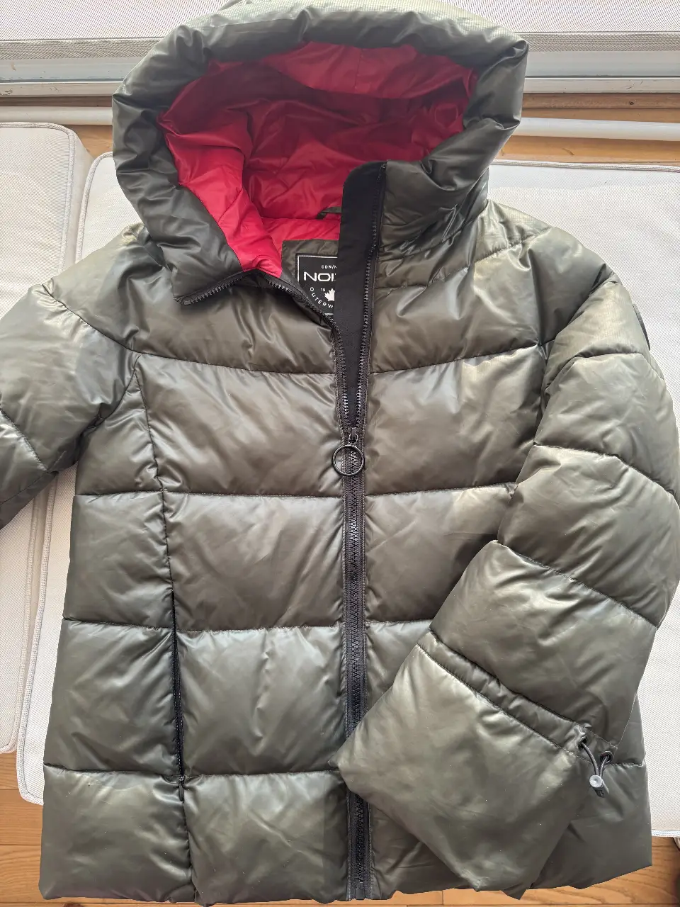 Campera de pluma Noize, color verde oscuro con interior rojo. Talle XS/TP. Ideal para el invierno.  Unisex, el talle dice XS pero para mi es un L