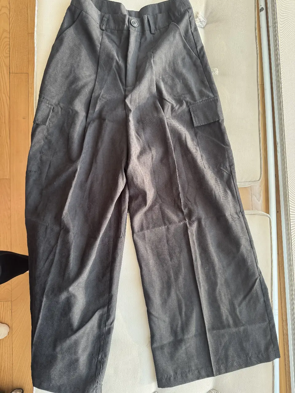 Pantalón sastrero negro, con bolsillos laterales y detalle de pinzas. Talle 38, ideal para un look elegante y versátil.