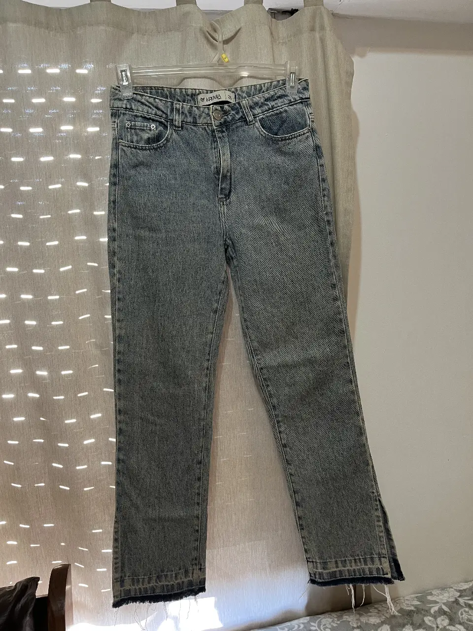 Jeans recto de mujer, tiro medio, con detalle de abertura en el bajo. Un clásico renovado para un look canchero y moderno. 