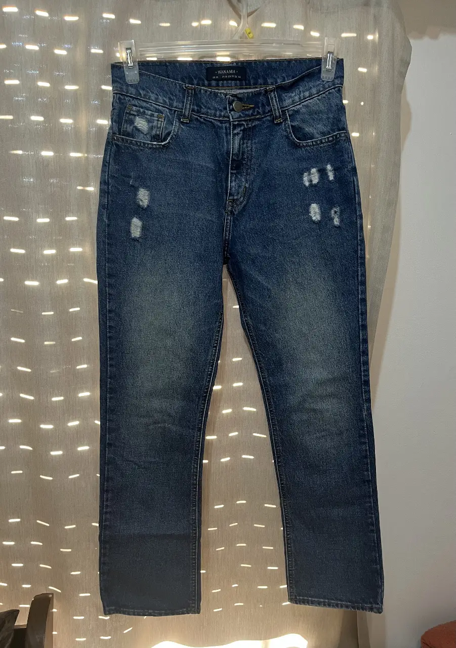 Jean flare Wanama, con detalles de roturas. Rígido. Talle 26. 