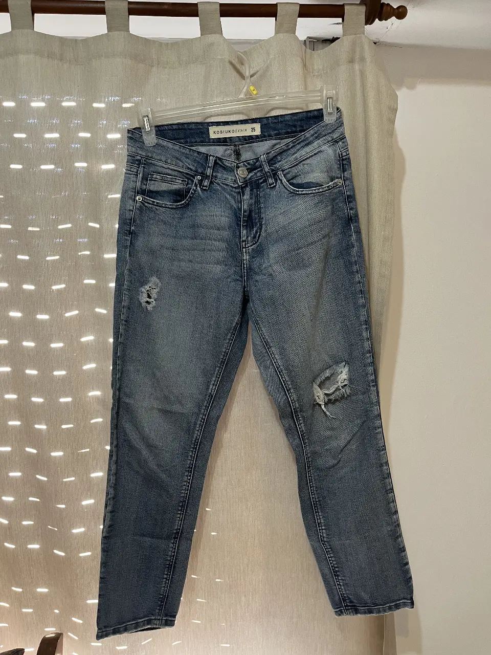 Jeans de mujer Kosiuko Denim, talle 25, con roturas. Ideal para un look casual y moderno.