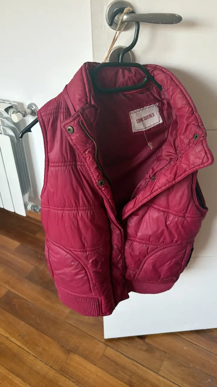 Chaleco acolchado color bordó, ideal para el invierno. Cuenta con cierre y botones a presión, y un diseño clásico que combina con cualquier outfit. TALLE 36