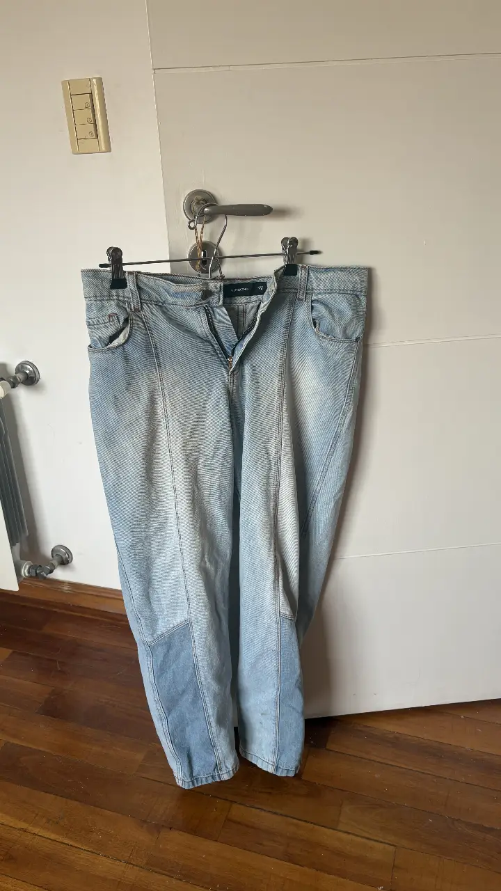 Jeans rectos de mujer, tiro bajo talle 38, con detalles de costuras en la parte delantera. Ideal para un look casual y cómodo.