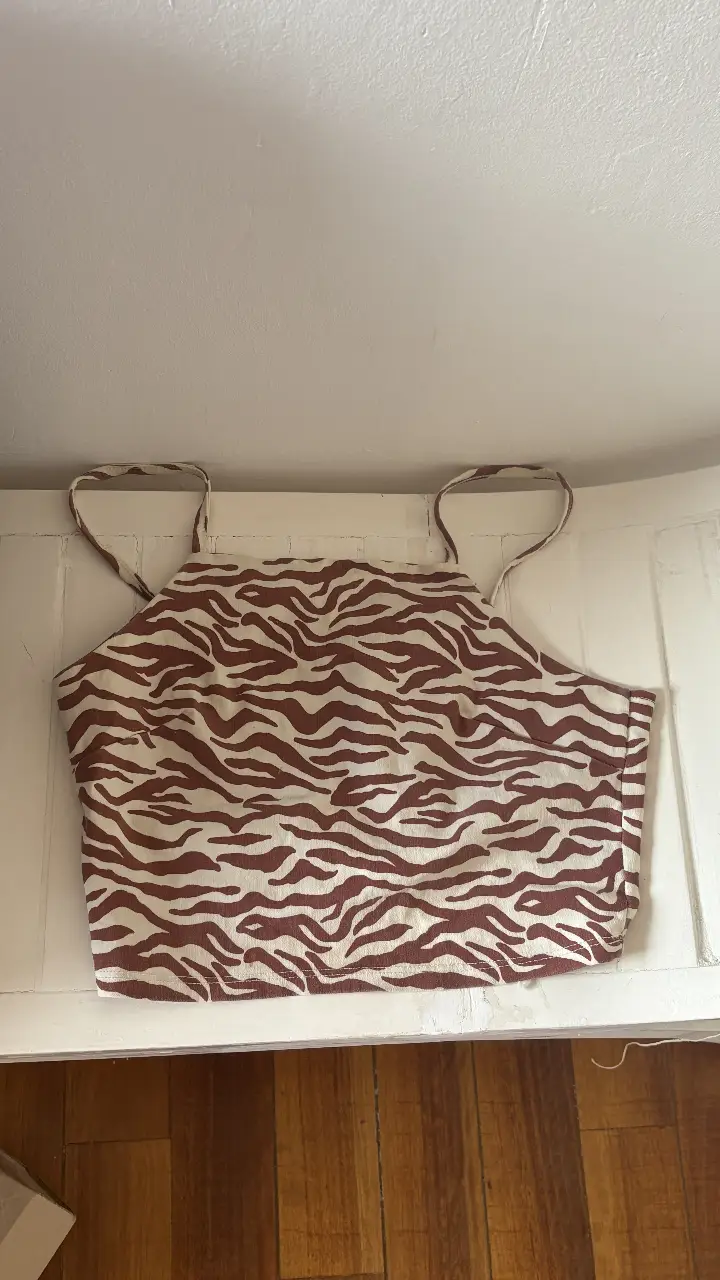 Top de mujer con estampado de cebra en tonos marrones y blanco. Ideal para un look casual y moderno.
