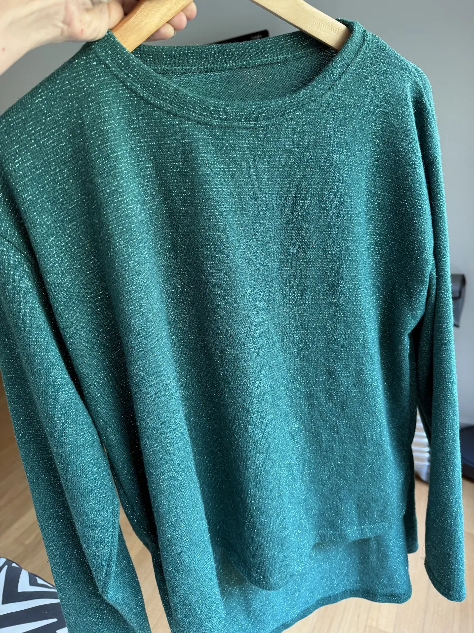 Sweater de mujer de color verde con brillo. Cuello redondo y manga larga. Ideal para un look casual y cómodo.