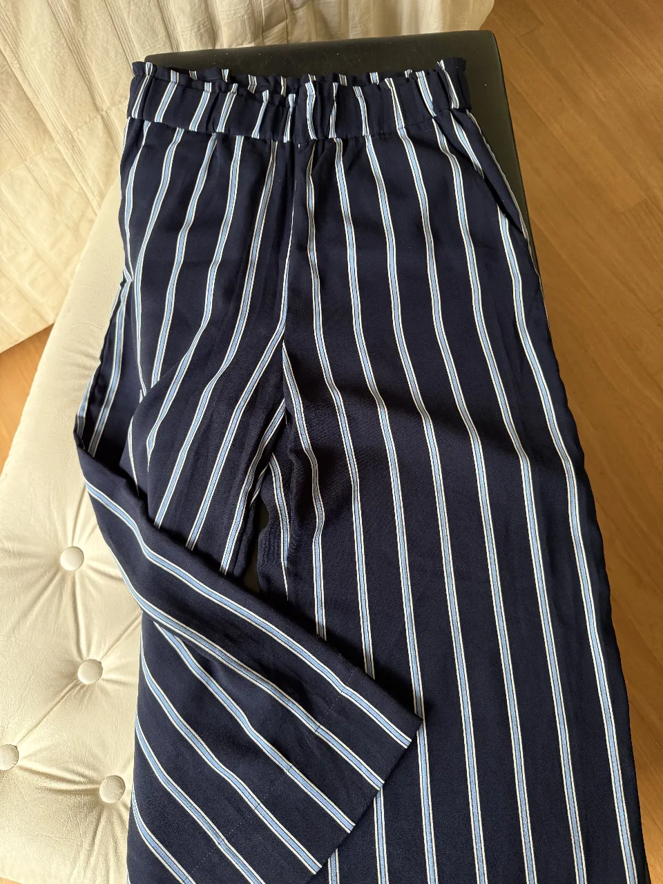 Pantalón de mujer, marca H&M de tela fluida, con rayas verticales en azul marino y blanco. Talle 38 EUR, con cintura elastizada. Ideal para un look casual y fresco.