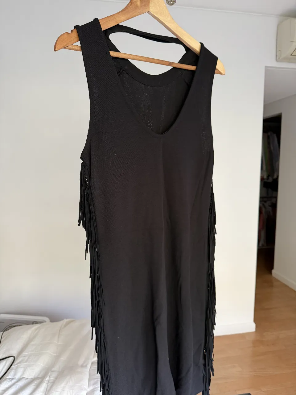 Vestido negro con flecos en los laterales. Ideal para una salida o fiesta.