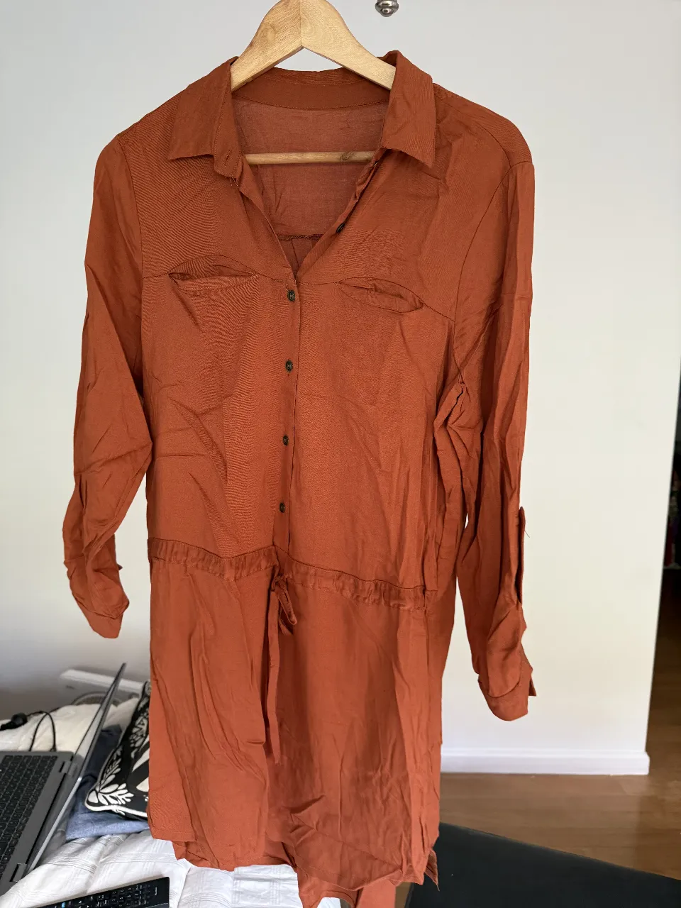 Camisa vestido corto de color marrón,  con botones y cinturón para ajustar en la cintura. Ideal para un look casual