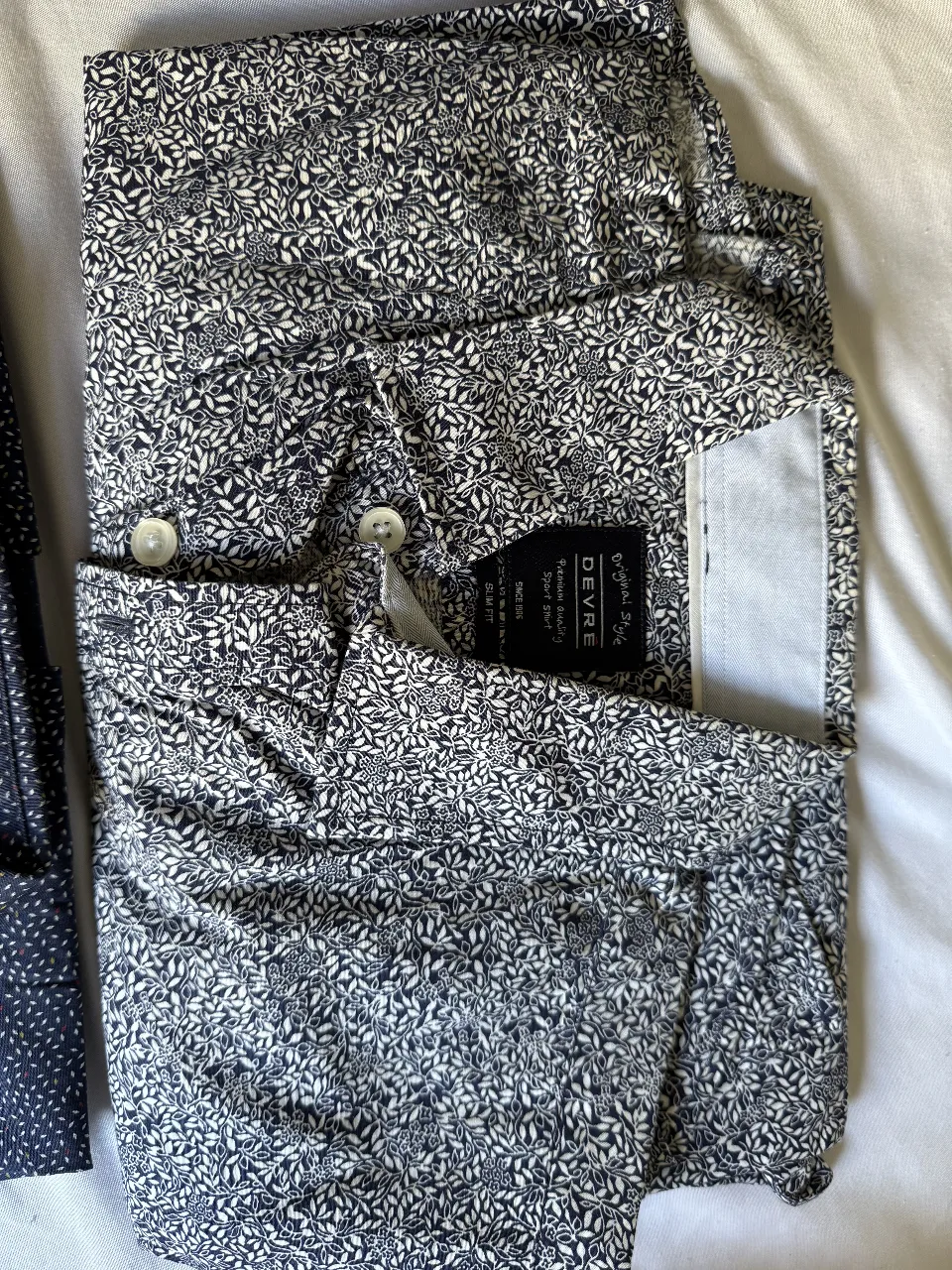 Camisa estampada Devre, con estampado floral en tonos azul y blanco. Corte slim, ideal para un look casual y moderno. talle 37/38