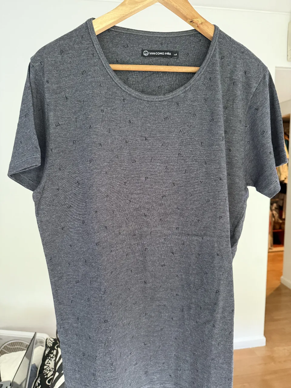 Remera de hombre gris con estampado de letras. Cuello redondo. Marca Van Como Piña. Talle L.