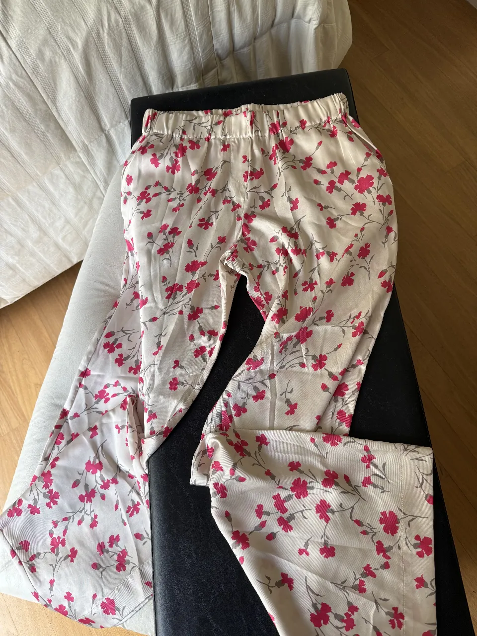 Pantalón suelto de mujer, con estampado floral en tonos rosa y blanco. Marca Hopper Factory, talle 44. Ideal para un look casual y fresco.