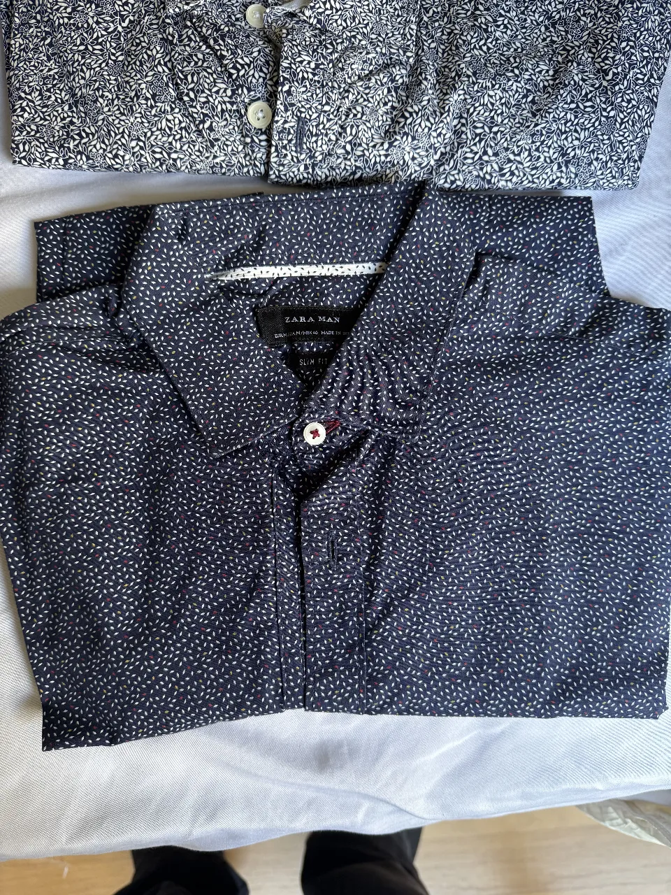 Camisa estampada de hombre, manga larga, con estampado de hojas en color azul y blanco. Marca Zara Man, corte slim fit.