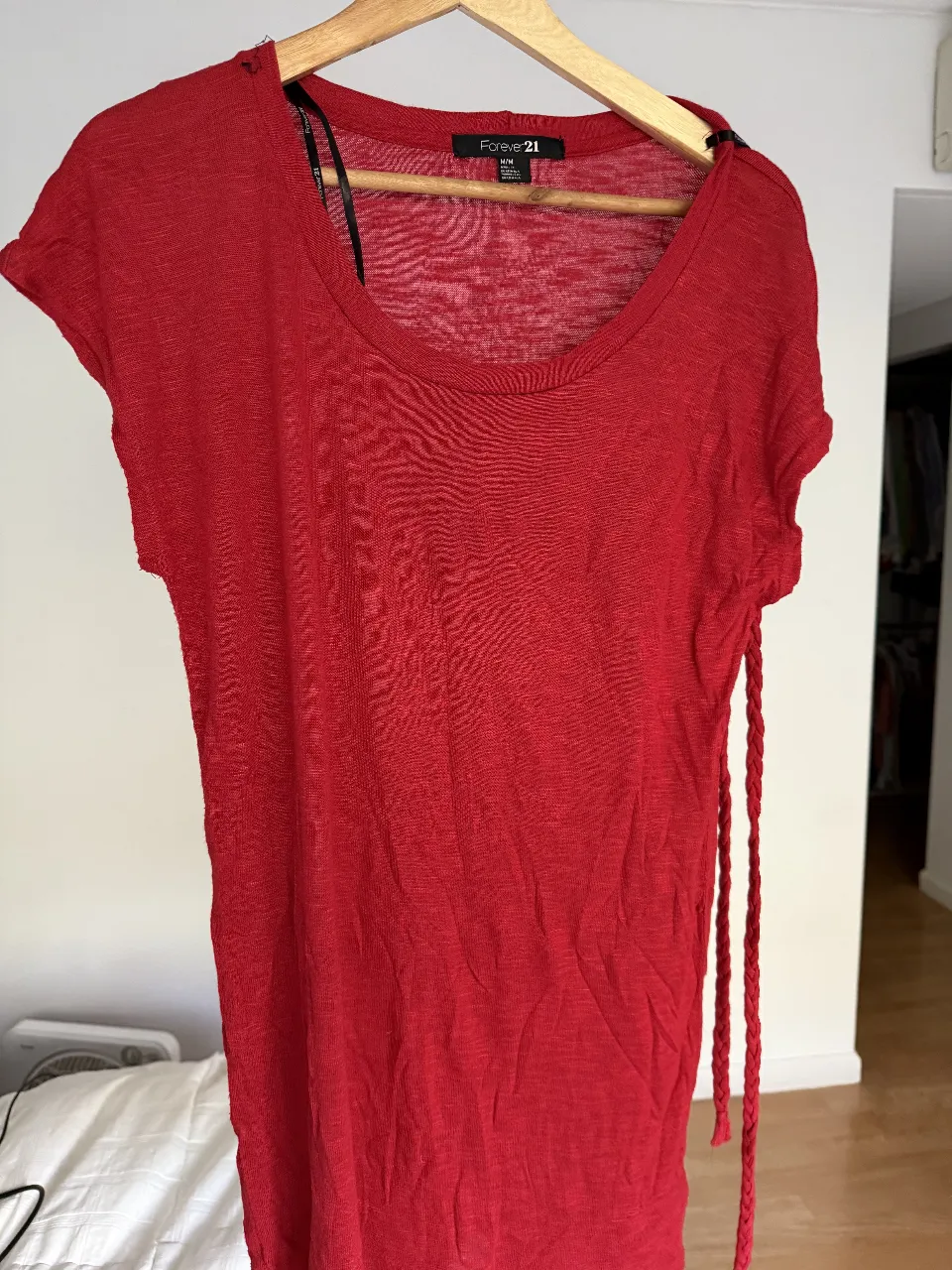 Remeron color rojo de manga corta, de la marca Forever 21. Confeccionada en un tejido ligero y fresco, ideal para el verano. Tiene un diseño simple y versátil, con cinturon trenzado a la cintura.