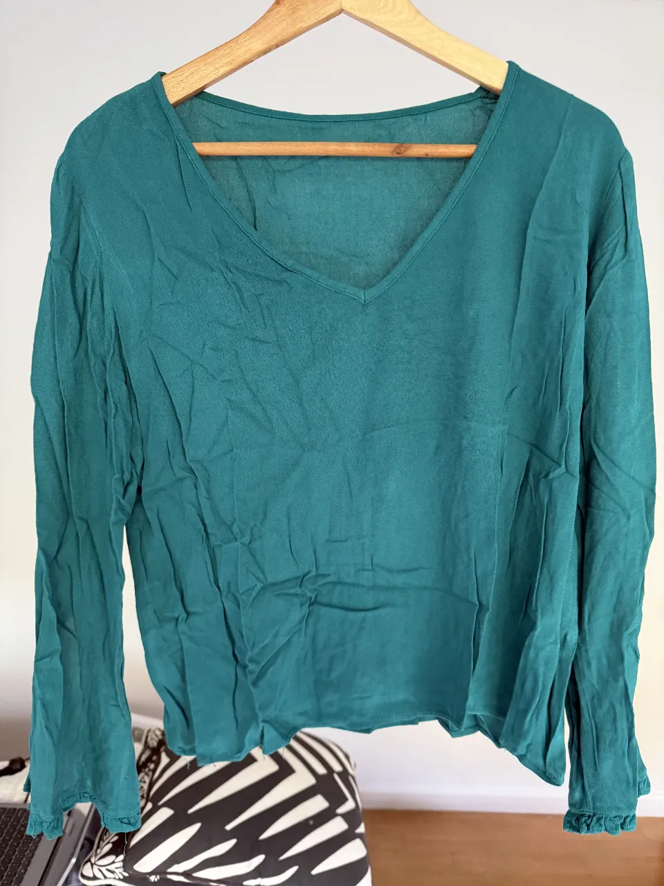Blusa de manga larga con cuello en V, color verde. Talle 44.