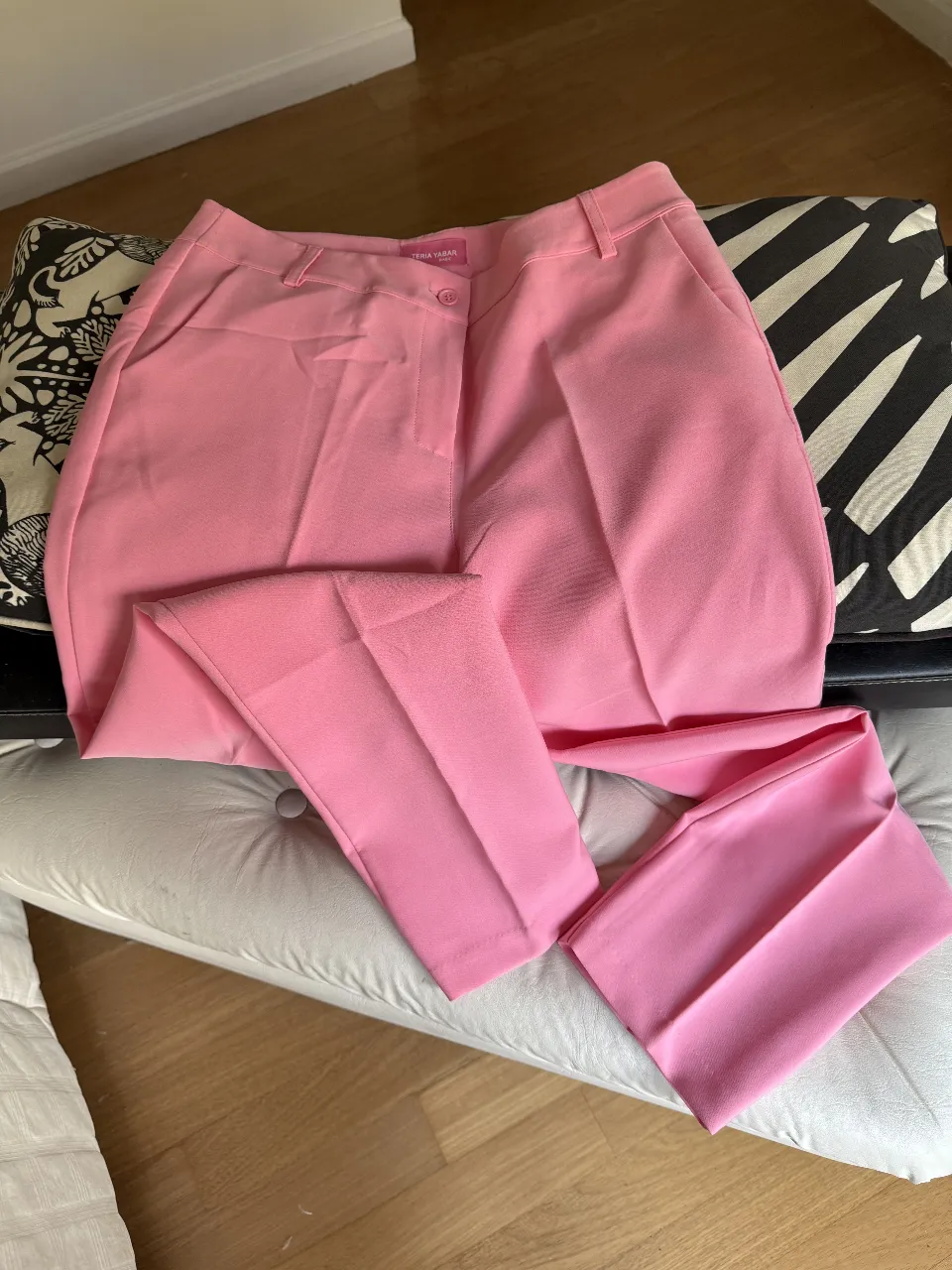 Pantalón sastrero rosa de la marca Teria Yabar, ideal para un look elegante y moderno. Confeccionado en un tejido de alta calidad, este pantalón ofrece un ajuste impecable y un estilo sofisticado. Perfecto para combinar con blusas, camisas o tops, este pantalón es una pieza clave para cualquier guardarropa femenino.