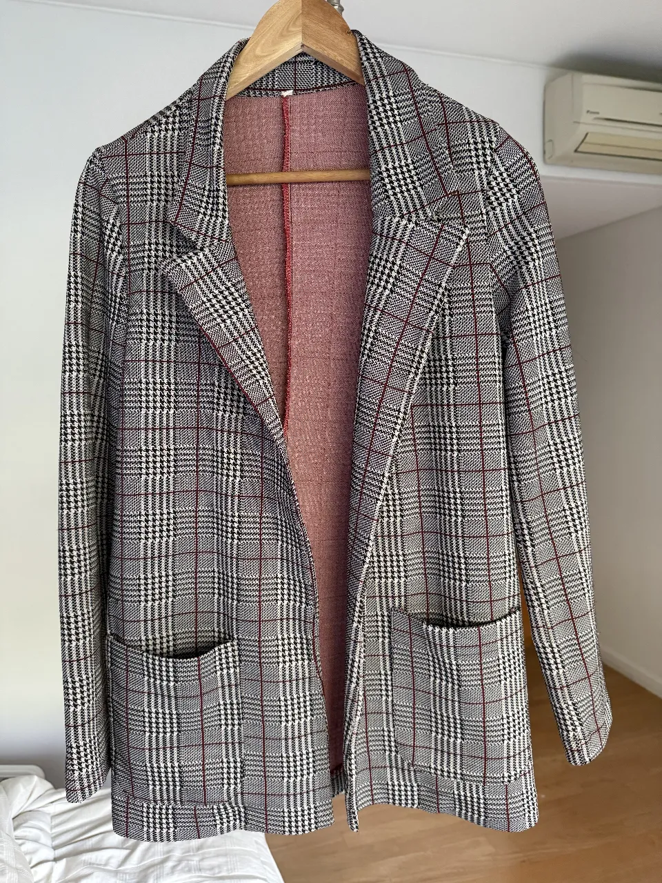 Blazer a cuadros para mujer Talle 40. Ideal para un look moderno y canchero
