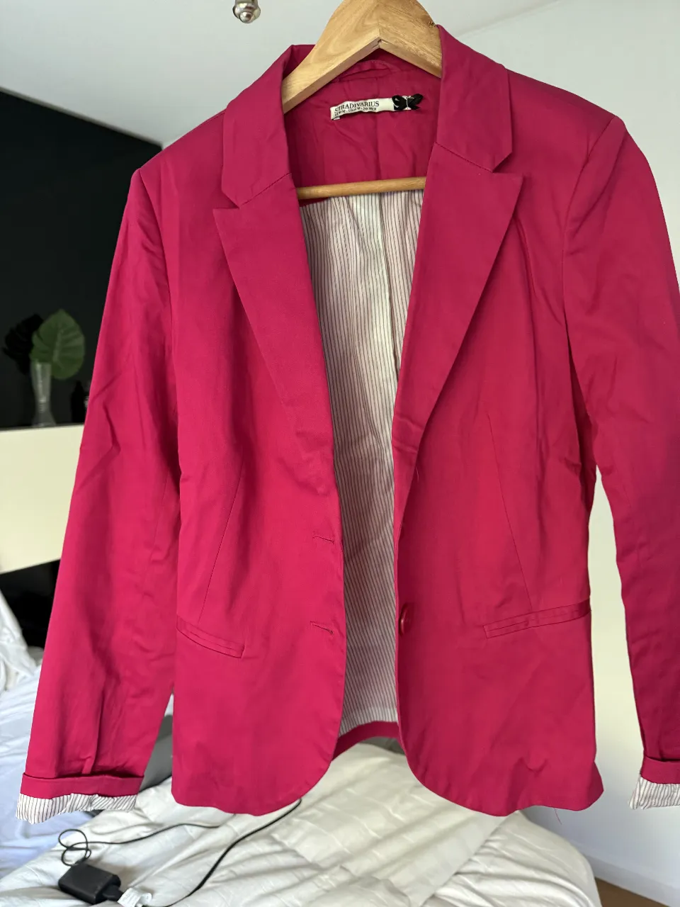 Blazer fucsia de mujer, con forro a rayas. Talle M de Stradivarius. Ideal para un look elegante y moderno.