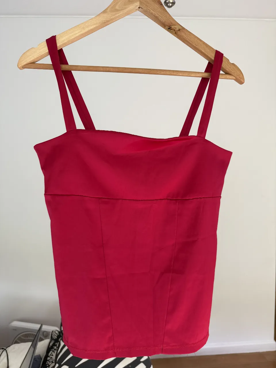 Top rojo con breteles finos, ideal para un look moderno y audaz. Confeccionado en tela de alta calidad, este top es perfecto para combinar con jeans, faldas o pantalones de vestir. Un básico versátil y elegante para tu guardarropa.