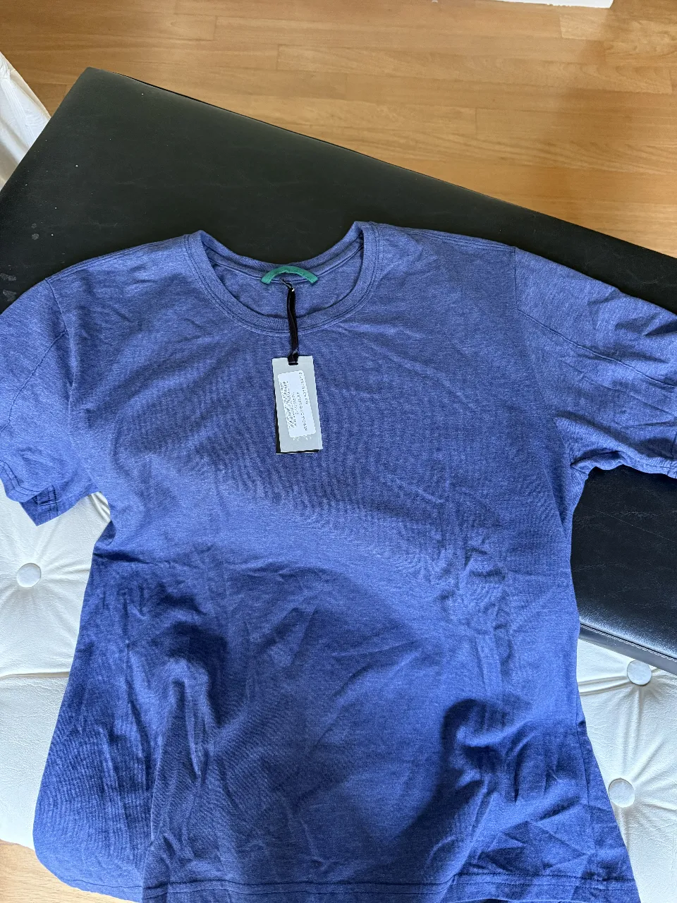 Remera de hombre azul, de manga corta, con etiqueta de la marca Key Biscayne. Ideal para un look casual y cómodo.
