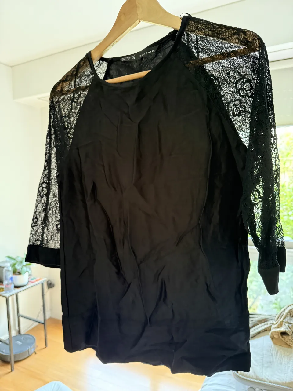 Blusa negra de Zara Basic tipo seda con mangas de encaje. Ideal para una salida o evento semi formal.