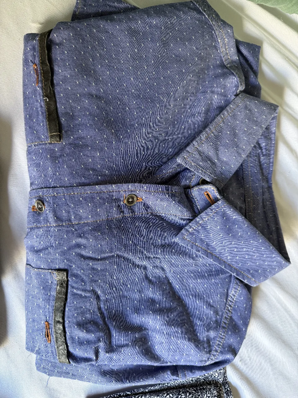 Camisa de hombre azul con estampado de puntos blancos, talle small, 100% algodón. Ideal para un look casual y cómodo.